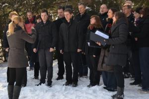 Komorni zbor A vista je spomisko slovesnost pospremil s pesmijo